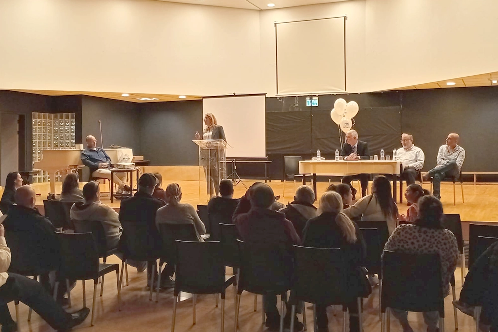 עורכת דין מריאנה שטיינברג בכנס מדברת על התחדשות עירונית