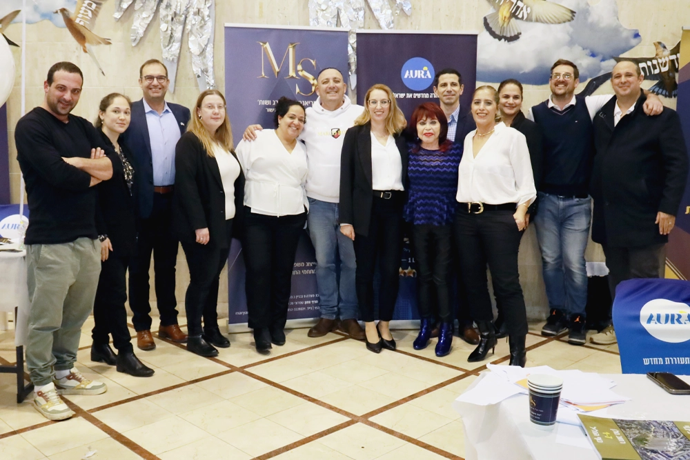 עורכת דין מריאנה שטיינברג בכנס עם צוות